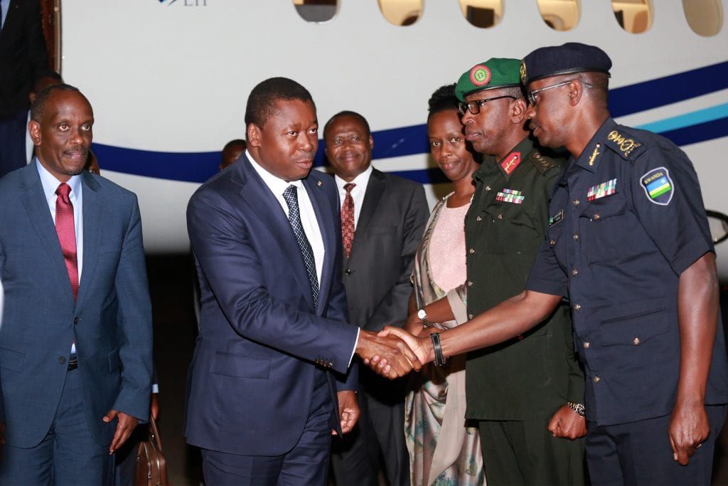 Le chef de l’Etat aux côtés du peuple rwandais Le Président de la République SEM Faure Essozimna Gnassingbé s’est rendu, ce 03 juillet 2019, à Kigali au Rwanda où il assistera demain à la célébration du 25è anniversaire de la «Fête de la Libération » du pays.La célébration placée sous le thème «Ensemble nous prospérons», souligne l’importance de la question de l’Unité pour la nation rwandaise.