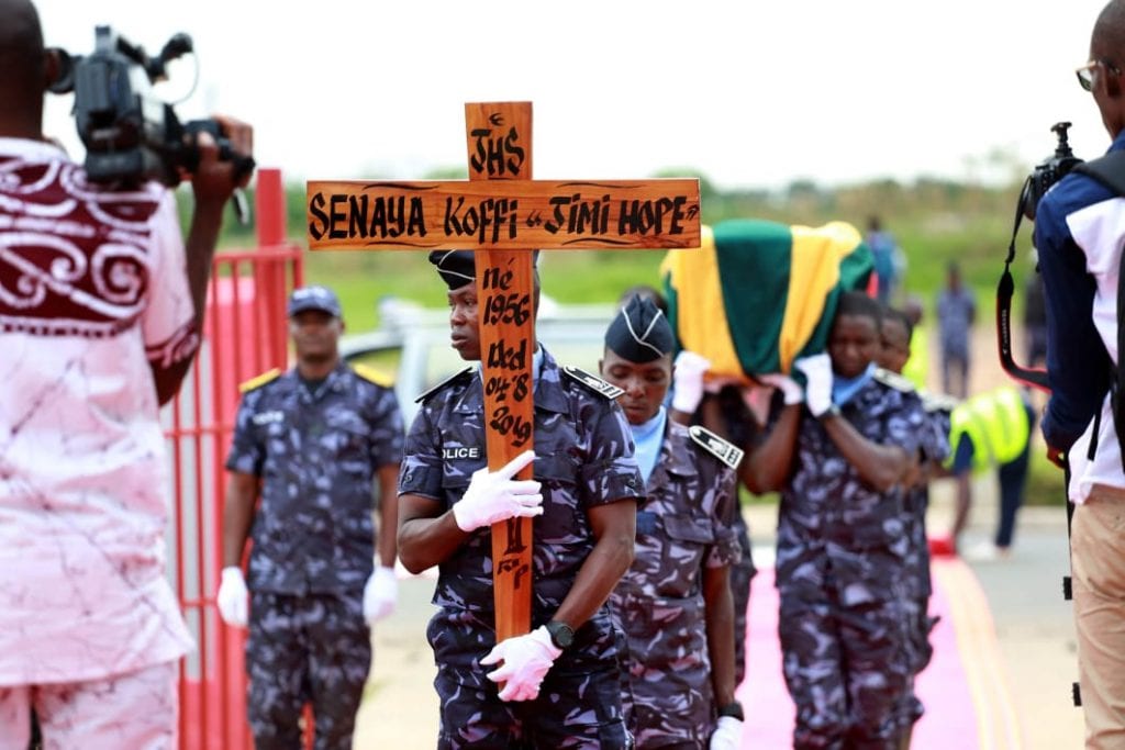 Le peuple togolais dans son ensemble a rendu, ce 06 septembre 2019 à Lomé, un dernier hommage au rocker, peintre et sculpteur Koffi Senaya, ‘’Jimi Hope’’ rappelé à Dieu le 5 août dernier à Paris