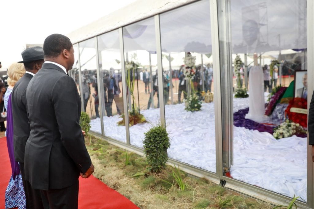 Le Président de la République SEM Faure Essozimna Gnassingbé a assisté aux côtés de son homologue ivoirien SEM Alassane Ouattara, ce samedi 14 mars 2020 à Bouaflé, aux cérémonies du dernier hommage à feu Charles Koffi Diby, ancien président du Conseil économique social, environnemental et culturel de la Côte d'Ivoire, rappelé à Dieu le 7 décembre dernier à l’âge de 62 ans.
