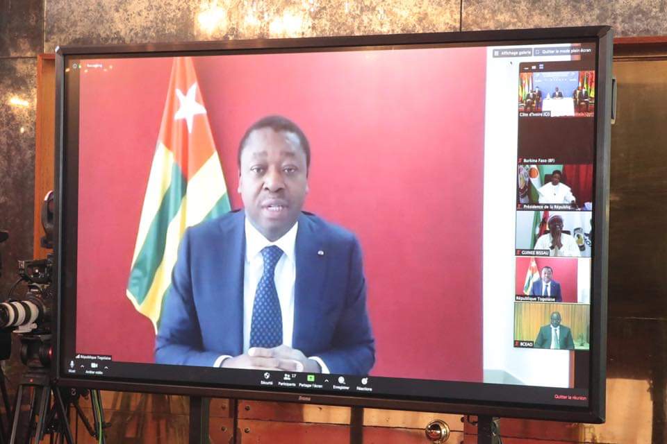 Le Président de la République SEM Faure Essozimna Gnassingbé a pris part ce 27 avril 2020 aux travaux de la session extraordinaire de la Conférence des chefs d’Etat et de gouvernement de l’Union économique et monétaire ouest-africaine (UEMOA) sur la maladie à Coronavirus aux plans sanitaire et économique.
