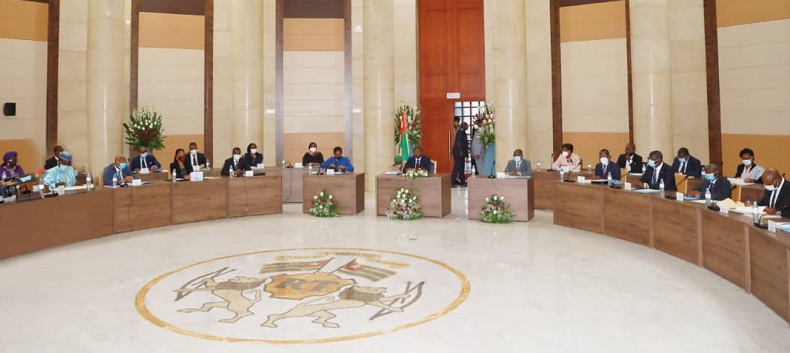 Le chef de l’Etat, SEM Faure Essozimna Gnassingbé a présidé, ce 28 octobre 2020, le premier Conseil des ministres.