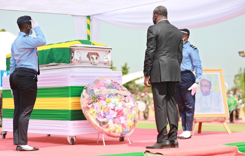 Le chef de l’Etat, SEM Faure Essozimna Gnassingbé a présidé, ce 24 octobre 2020 à Gando, les cérémonies du dernier hommage mérité à feu Fambaré Ouattara Natchaba, ancien président de l’Assemblée nationale rappelé à Dieu le 15 octobre dernier à l’âge de 75 ans.