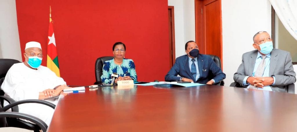 Les leaders africains ont célébré ce 13 novembre 2020 par visioconférence le 21è anniversaire de la journée de la Décision de Yamoussoukro, placée sous le thème « mise en œuvre de la Décision de Yamoussoukro, de l’opérationnalisation de la Commission africaine de l’aviation civile (CAFAC), Agence d’Exécution de la Décision de Yamoussoukro et des différents leviers du développement durable du transport aérien en Afrique : le chemin parcouru ». Le Président de la République, SEM Faure Essozimna Gnassingbé, Champion du Marché unique du transport aérien africain (MUTAA) a été représenté à cette rencontre par la cheffe du gouvernement, Mme Victoire Tomégah-Dogbé.