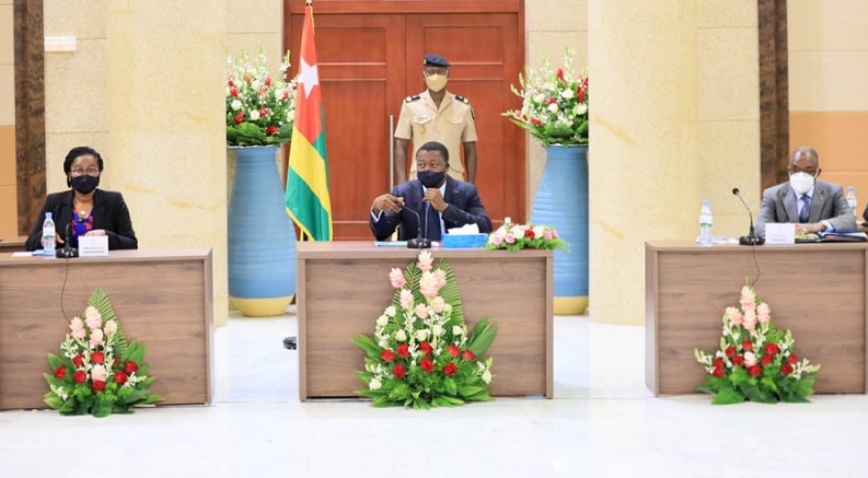 L’équipe gouvernementale s’est réunie ce 18 novembre 2020 en Conseil des ministres sous la présidence du chef de l’Etat, SEM Excellence Faure Essozimna Gnassingbé. Le Conseil a examiné un avant-projet de loi relative à la gouvernance des territoires littéraux, et trois projets de décret portant respectivement fonctionnement des commissions d’enquête de commodo et incommodo, approbation de la politique nationale de la sécurité routière, et règles applicables aux Livres fonciers et registres sous forme électronique.