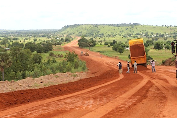 Le gouvernement togolais multiplie les efforts en vue de la création des pôles de développement économique dans les communautés rurales. En effet, de nouvelles initiatives ont été lancées notamment le Programme d’appui aux pistes rurales (PAPR) en vue de faciliter la libre circulation des personnes et des biens. Le Programme vise l’amélioration significative de l’accès des ménages et producteurs agricoles aux intrants et aux marchés, ceci à travers la construction de près de 2000km de pistes rurales particulièrement dans les zones de production cotonnière et de café-cacao.