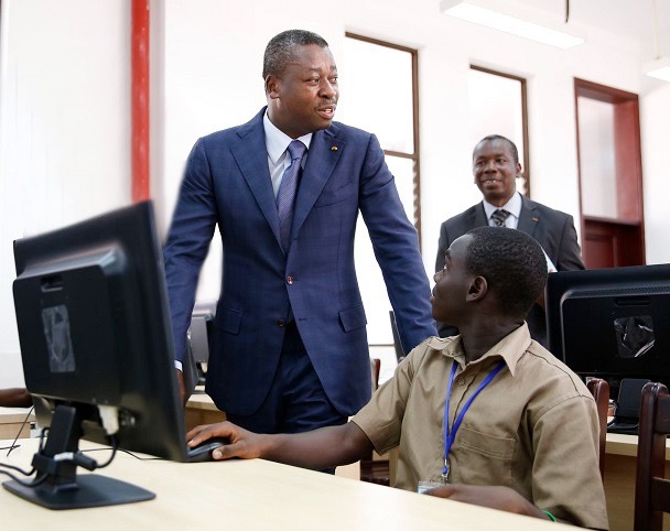 L’un des défis auxquels le chef de l’Etat, SEM Faure Essozimna Gnassingbé s’est engagé à relever, est la construction d’infrastructures scolaires et leur équipement, en vue d’offrir de meilleures conditions d’apprentissage aux apprenants et à leurs enseignants.