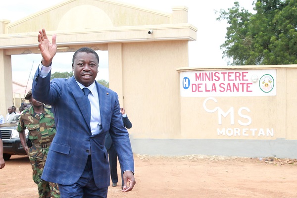 Malgré les efforts consentis par les pouvoirs publics dans le secteur de la santé, la réduction de la mortalité maternelle et néonatale reste un défi à relever. Pour y parvenir, le Président de la République, SEM Faure Essozimna Gnassingbé a pris l’engagement d’améliorer considérablement le système sanitaire de notre pays, en accordant une priorité aux femmes, aux enfants et aux couches vulnérables.