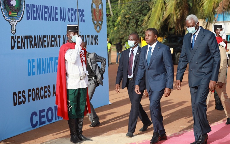 Le Président de la République SEM Faure Essozimna Gnassingbé et son homologue malien SEM Bah N’Daw en visite de travail à Lomé, se sont rendus ce 13 novembre 2020 au Centre togolais d'entraînement aux opérations de maintien de la paix (CEOMP).