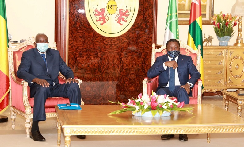 Arrivé à Lomé le vendredi 13 novembre 2020, le Président de la transition du Mali, SEM Bah N’Daw a achevé ce samedi matin sa visite d’amitié et de travail de 48 heures au Togo.