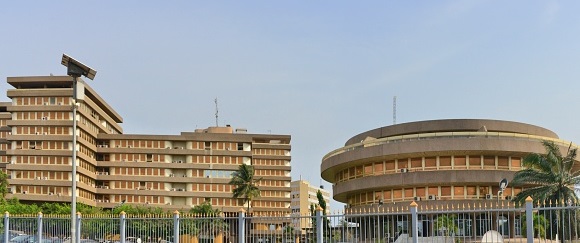 La mise en œuvre de la loi de finances 2021 connaitra l’introduction du budget programme. Celui-ci se caractérise essentiellement par la déconcentration de la fonction d’ordonnancement et d’approbation des marchés publics, et le renforcement du rôle des acteurs clés notamment les contrôleurs financiers, les responsables de programmes, les planificateurs et les suivi-évaluateurs.