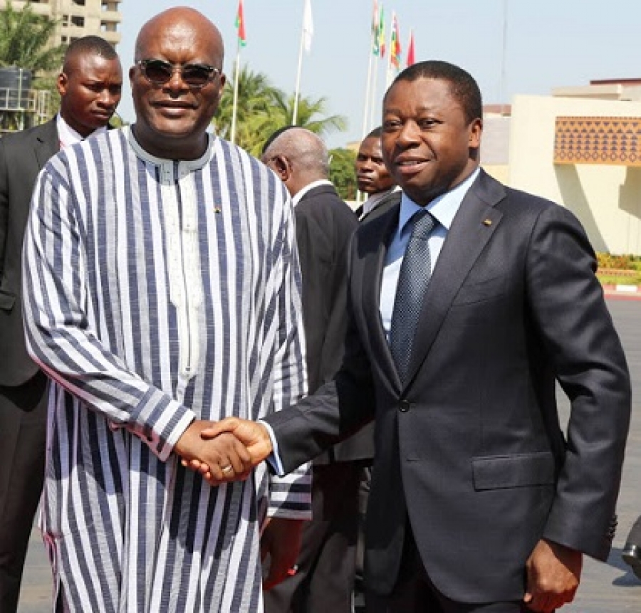 Le Président de la République, SEM Faure Essozimna Gnassingbé a adressé, ce 07 décembre 2020, un message de félicitation à son homologue du Faso, SEM Roch Christian Marc Kaboré réélu le 26 novembre à la magistrature suprême de son pays. Dans son message, le chef de l’Etat a également réitéré sa disponibilité à œuvrer au raffermissement des relations d’amitié et de coopération entre Lomé et Ouagadougou.