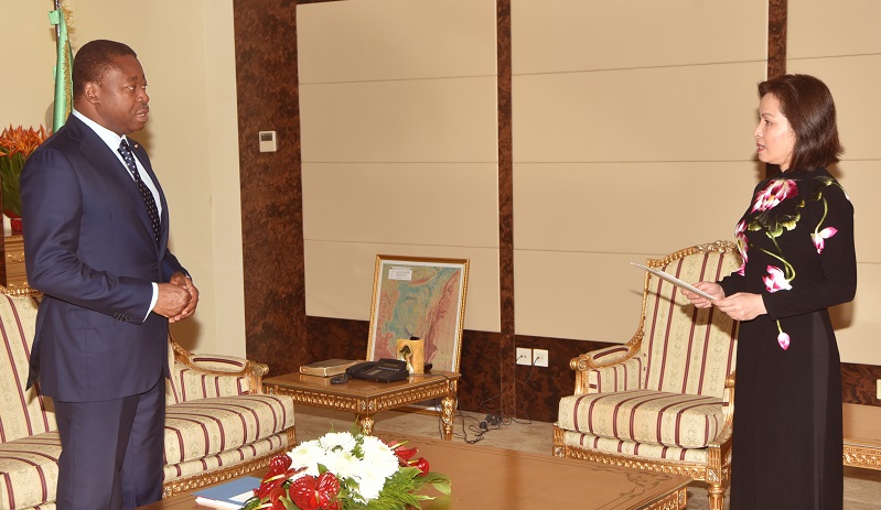 Le Président de la République, SEM Faure Essozimna Gnassingbé a reçu ce 21 décembre 2020 les lettres de créance de la nouvelle Représentante-résidente de l’Organisation internationale de la Francophonie pour l’Afrique de l’Ouest, Mme Thi Hoang Mai Tran. A cette occasion, le Chef de l’Etat et la Représentante de l’OIF ont fait le tour d’horizon des relations de coopération diplomatique, politique et culturelle entre l’institution et notre pays ainsi que les perspectives.