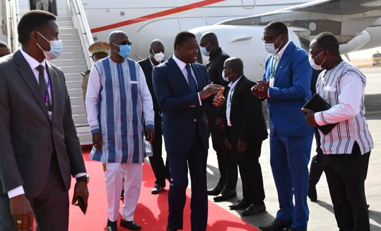 Le Chef de l’Etat prend part à la cérémonie d’investiture de son homologue du Faso Le Président de la République, SEM Faure Essozimna Gnassingbé est arrivé ce matin dans la capitale burkinabé pour assister à la cérémonie de prestation de serment et d’investiture du Président réélu du Faso, SEM Roch Marc Christian Kaboré.