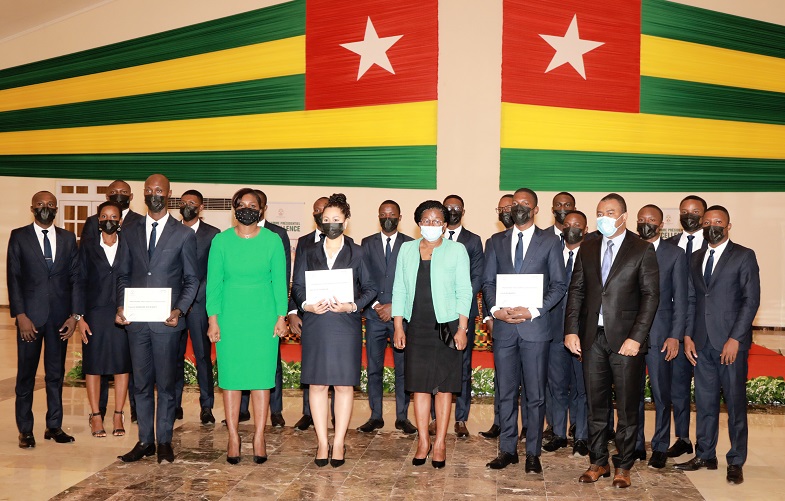 La première promotion des étudiants en Master II du Programme présidentiel d’excellence pour le Plan national de développement (PPE-PND) lancé en 2019 sous le haut patronage du Chef de l’Etat, ont reçu ce 27 janvier 2021 leur diplôme de fin de formation.