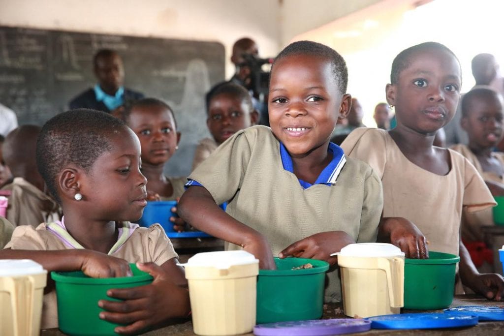 Le Président de la République Faure Essozimna Gnassingbé a gagné le pari de faire du Programme d’alimentation scolaire, un accélérateur de l’éducation de qualité pour tous et un catalyseur du développement local inclusif. Mis en œuvre depuis 2008, et renforcé en 2014, le mécanisme dispose d’un cadre juridique et institutionnel ouvrant ainsi la voie à sa pérennisation, ceci grâce aux résultats encourageants enregistrés.