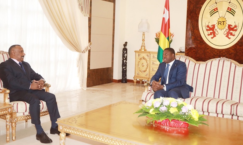 Le Président de la République, Faure Essozimna Gnassingbé s’est entretenu ce 17 février 2021 avec une délégation d’hommes d’affaires sri-lankais conduite par l’ambassadeur Kana Vulippillai Kananathan. Au cœur des échanges, le renforcement des liens de coopération entre le deux pays et les opportunités d’investissement au Togo.