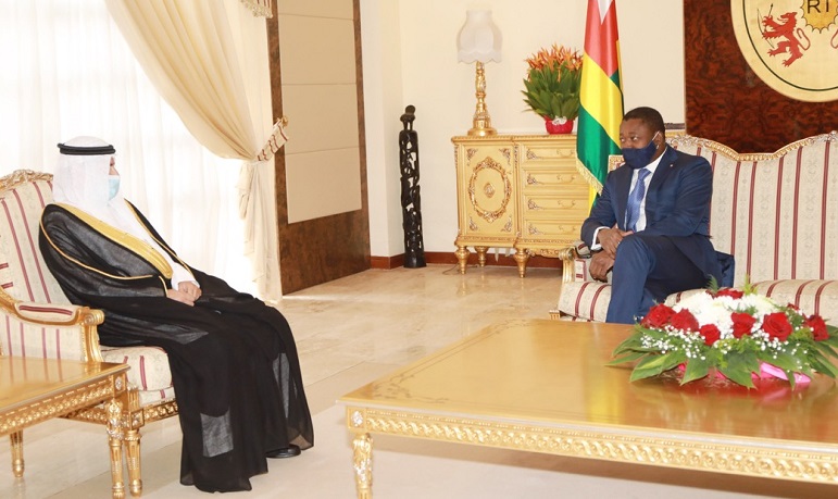 Le Président de la République, SEM Faure Essozimna Gnassingbé, a reçu ce 3 février 2021, les lettres de créance du nouvel ambassadeur d’Arabie Saoudite au Togo, M. Meshal Hamdan AlRoqi. Le diplomate saoudien, après le cérémonial, a eu son premier entretien avec le Chef de l’Etat. Les discussions ont porté sur les voies et moyens de renforcement de la coopération entre Riyad et Lomé.