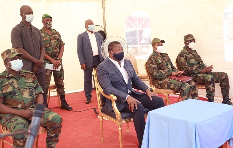 Le Président de la République, SEM Faure Essozimna Gnassingbé, s’est rendu ce 08 février 2021 à Namoundjoga dans le Kpéndjal-Ouest où il s’est entretenu avec les troupes de l’Opération militaire Koundjoaré.
