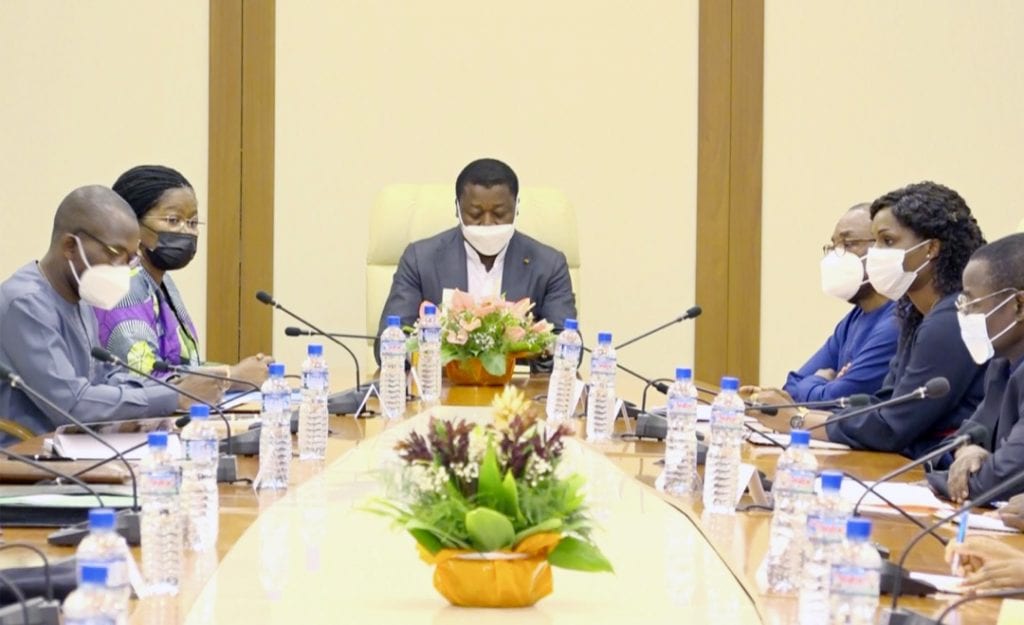 Une réunion de crise s’est tenue ce vendredi 19 mars 2021 au palais de la Présidence de la République, entre le gouvernement et les membres du Comité scientifique de lutte contre la maladie au nouveau Coronavirus. La rencontre présidée par le Chef de l’Etat, Faure Essozimna Gnassingbé, président du Comité national de riposte intervient suite à la flambée de nouveaux de contamination à la COVID-19 ces derniers mois sur l’ensemble du territoire national, particulièrement dans le Grand Lomé.