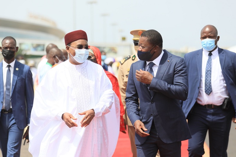 Le Président de la République du Niger, Issoufou Mahamadou a effectué ce 27 mars 2021 une visite de travail et d’amitié au Togo. A son arrivée, il a eu des entretiens en tête-à-tête avec son homologue togolais, Faure Essozimna Gnassingbé sur des questions d’intérêt commun au plan bilatéral, et échangé sur des sujets d’ordre sous-régional.