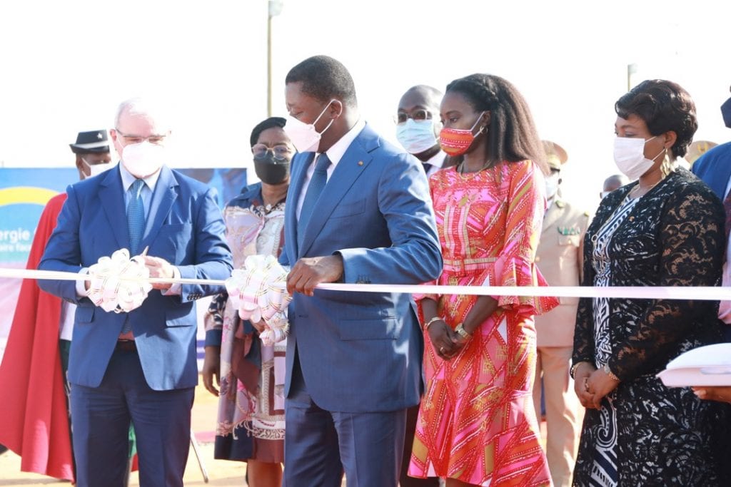 Le pari d’un accès universel à l’énergie électrique est en passe d’être gagné au Togo. Le Chef de l’Etat Faure Essozimna Gnassingbé a procédé ce 26 avril 2021 à la mise en opération de la Centrale électrique « Kékéli Efficient Power ».
