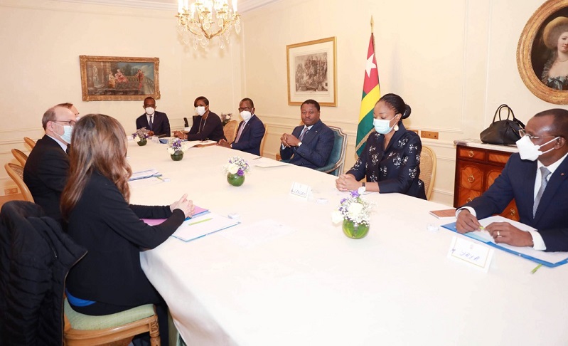 Le Président de la République, Faure Essozimna Gnassingbé a effectué du 7 au 9avril 2021 une visite officielle à Paris en France. Un voyage marqué par des rencontres fructueuses. Outre le déjeuner de travail avec son homologue français Emmanuel Macron et le Président du Sénat Gérard Larcher, le Chef de l’Etat a accordé des audiences aux partenaires multilatéraux notamment l’Agence française de développement (AFD) et aux investisseurs français à l’instar du CIAN et SOGEA SATOM.
