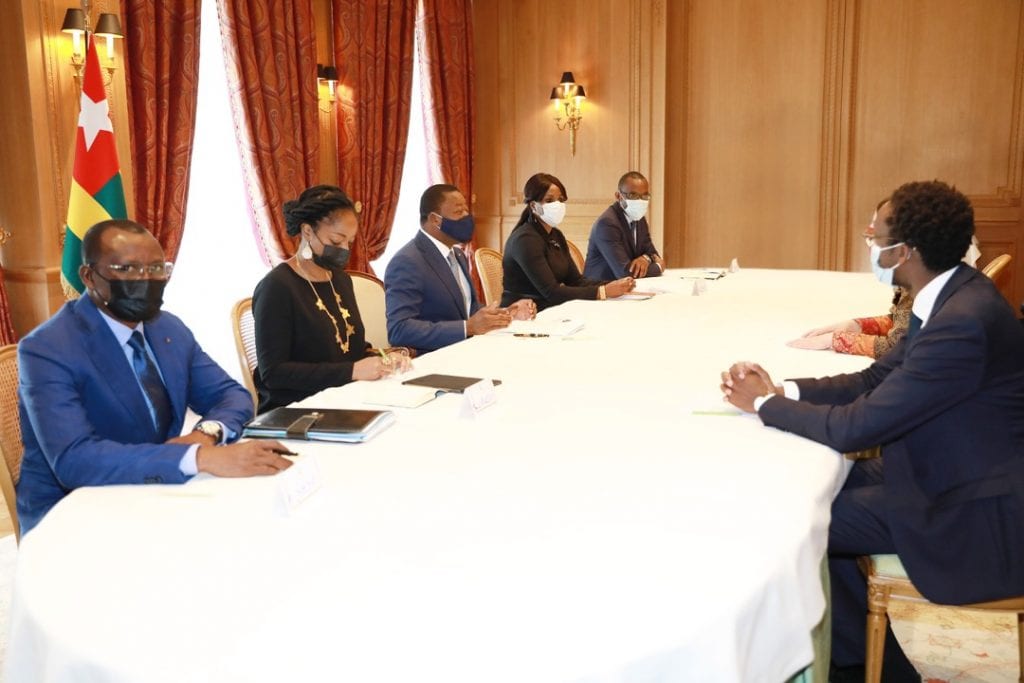 En séjour à Paris en France, le Chef de l'Etat Faure Essozimna Gnassingbé a reçu ce lundi 17 mai 2021, Mme Esther Duflo, économiste franco-américaine, prix Nobel d'économie 2019. Les échanges ont essentiellement porté sur la politique de développement du Togo notamment dans les domaines économique et social.
