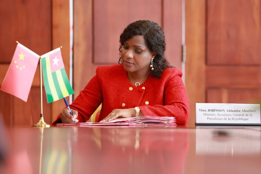 Les travaux de la deuxième session de la Commission mixte de Coopération économique, commerciale et technique entre la Chine et le Togo se sont déroulés ce lundi 23 août 2021 en visioconférence. La rencontre a été co-présidée par Madame Sandra Ablamba Johnson, Ministre, Secrétaire générale de la Présidence de la République et Monsieur Qian Keming, Vice-ministre chinois du Commerce.