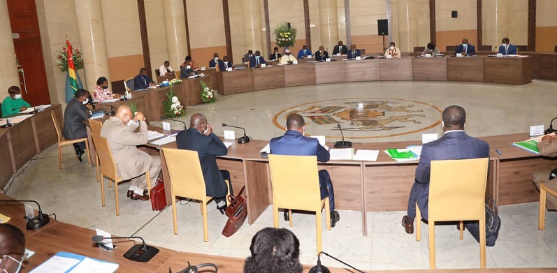 En effet, selon les statistiques publiées par la Banque Centrale des États de l’Afrique de l’Ouest (BCEAO), la part des dépenses d’investissement public dans le Produit Intérieur Brut (PIB) effectuées en 2020 a atteint 444 milliards FCFA. Cette proportion représente ainsi 48,01% des recettes budgétaires estimées à 926 milliards FCFA, y compris les dons.