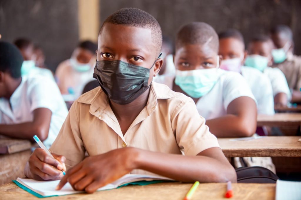 Les portes des établissements d’enseignement préscolaire, primaire, secondaire et de la formation technique et professionnelle sont ouvertes ce lundi 27 septembre 2021 pour le compte de l’année scolaire 2021-2022. Près de 3.000.000 d’apprenants et d’élèves sont concernés contre 2.550.000 l’année dernière. Le gouvernement a mis les bouchées doubles pour un encadrement adéquat dans un contexte de Covid-19. A l’orée de cette rentrée scolaire, le Président de la République Faure Essozimna Gnassingbé a formulé ses vœux aux acteurs et partenaires de l’éducation.