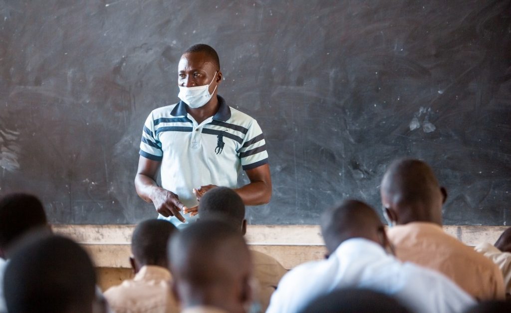 Le Président de la République Faure Essozimna Gnassingbé ne cesse d’œuvrer pour une éducation de qualité et pour tous, à travers l’amélioration continue des conditions d’études des apprenants et de travail des encadreurs. Pour cette rentrée scolaire 2021-2021, en plus de la gratuité des frais de scolarité dans les établissements publics, de l’augmentation de la capacité d’accueil des écoles, le gouvernement a procédé au recrutement de nouveaux enseignants.