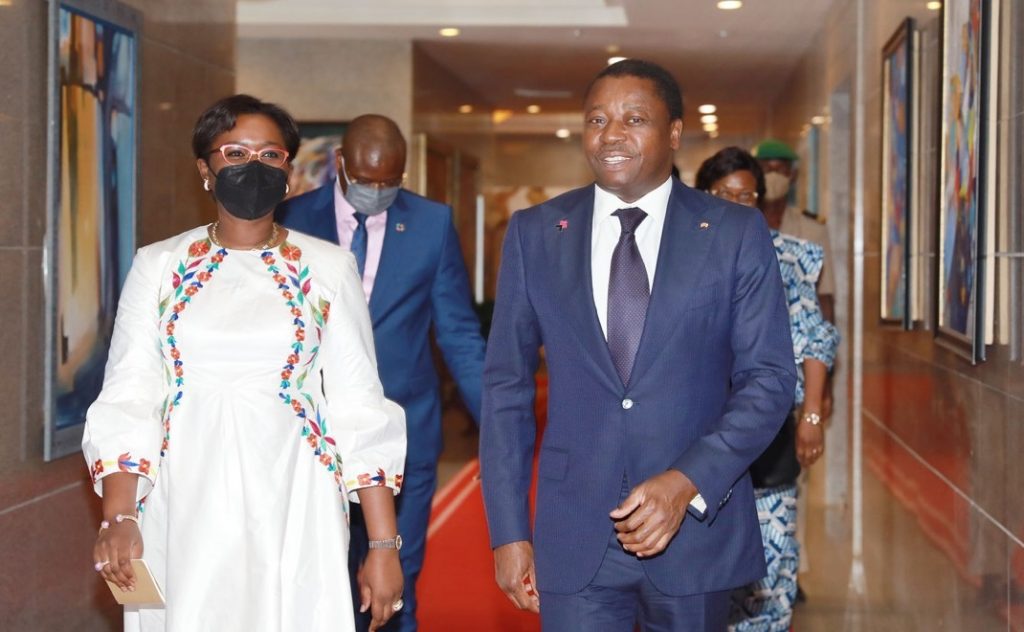 L’engagement du Président de la République, Faure Essozimna Gnassingbé pour la promotion de la femme et de l’équité et l’égalité genre a été reconnu par mouvement mondial HeForShe de l’ONU Femmes. A ce titre, la Directrice régionale du Bureau Afrique de l’Ouest et du Centre de cette agence du Système des Nations Unies, Mme Oulimata Sarr a remis ce 15 octobre 2021 au Chef de l’Etat, une distinction honorifique réservée aux hommes d’Etat engagés pour la cause de la femme dans leur pays et dans le monde.