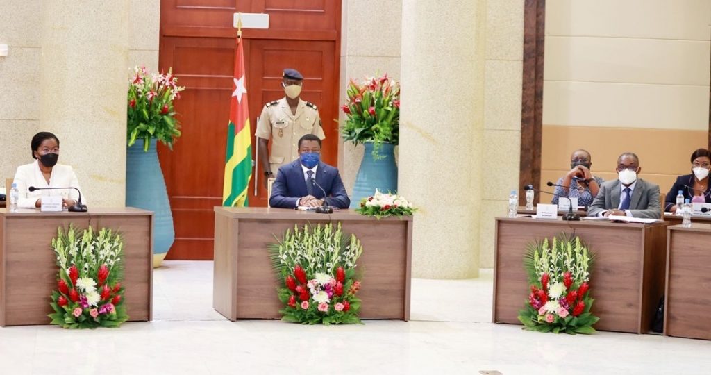 La revue Africa’s Pulse de la Banque mondiale, spécialisée dans l’analyse des enjeux économiques de l’Afrique a publié, le 6 octobre 2021, un rapport préliminaire sur l’adaptation des pays africains au changement climatique et à la transformation économique