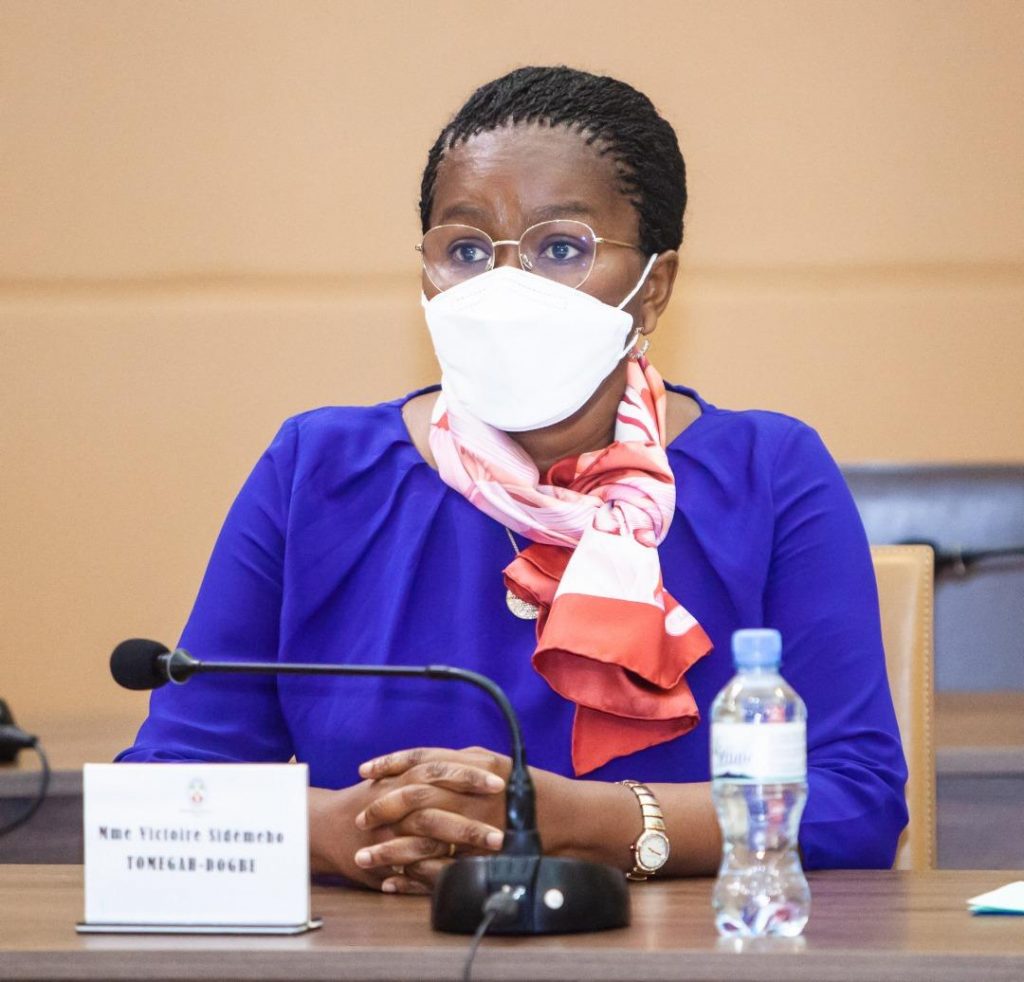 Le secteur de l’énergie, l’une des priorités de l’action gouvernementale, bénéficie de l’accompagnement de l’Union européenne qui met à la disposition du Togo une enveloppe de 9, 5 milliards de FCFA pour la subvention du Programme d’extension des réseaux électriques des centres urbains du Togo (PERECUT).