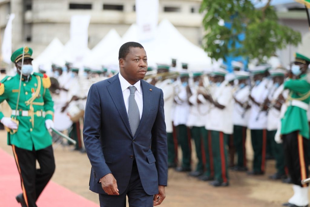Dans la nuit du 09 au 10 novembre 2021, un poste de sécurité à Sanloaga dans la préfecture de Kpendjal a été victime d’une attaque armée. Suite à ce malheureux événement, le Président de la République Faure Essozimna Gnassingbé, Chef des armées s’était rendu promptement sur les lieux pour s’enquérir de la situation et remobiliser les troupes.
