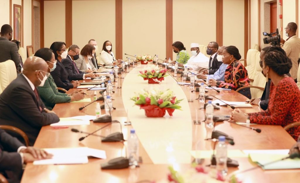D’intenses activités ont marqué la visite de travail de deux jours à Lomé de Madame le Premier ministre du Gabon, Rose Christiane Ossouka Raponda à la tête d’une forte délégation. Après la rencontre avec le chef de l’Etat, Faure Essozimna Gnassingbé, la cheffe du gouvernement gabonais a eu des visites de terrain et des séances de travail avec la délégation togolaise conduite par son homologue Madame Victoire Tomégah-Dogbé.