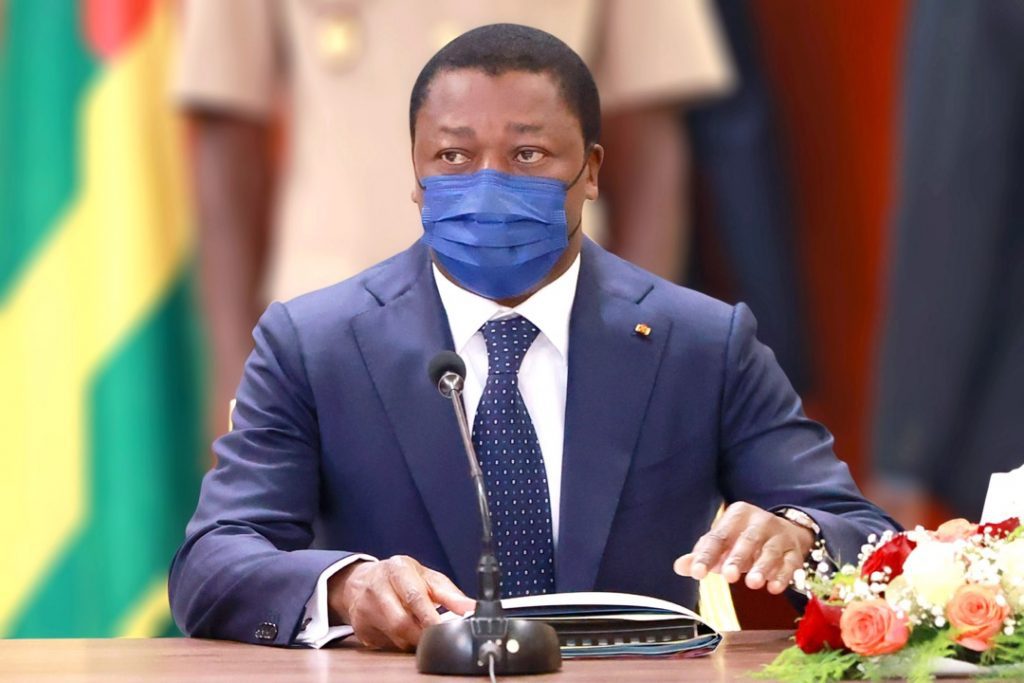 La politique budgétaire 2022 répond à l’engagement du Président de la République, Faure Essozimna Gnassingbé, d’apporter des réponses adéquates aux besoins des populations, malgré les effets néfastes de la crise sanitaire. Il est prévu des dispositions pour renforcer la résilience des contribuables à travers l’allègement des charges fiscales.