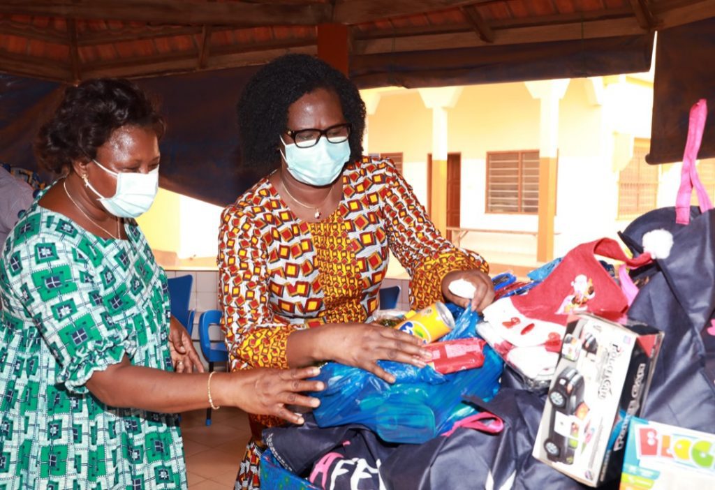 Les enfants admis à l’hôpital secondaire de Bè et au Centre médico-social de Cacavéli à Lomé, en cette période de fêtes, ne sont pas laissés sur le carreau. Ils pourront passer ces moments de joie grâce à la bienveillance et à la générosité du Président de la République, Faure Essozimna Gnassingbé qui a mis à leur disposition des kits de jouets et de vivres.