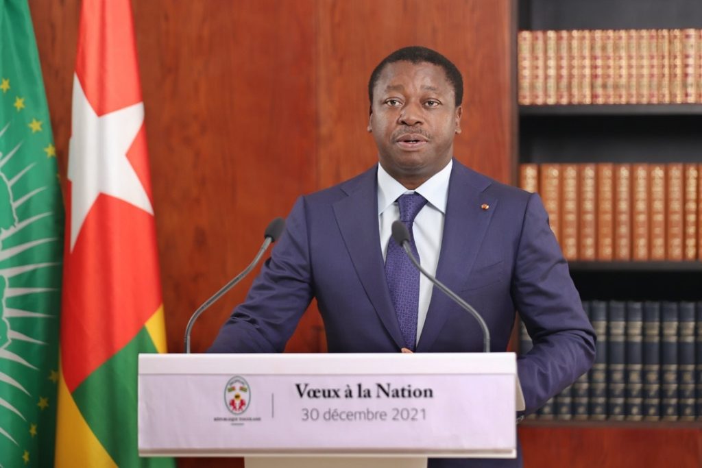 Le Président de la République, Faure Essozimna Gnassingbé s’est adressé, ce jeudi 30 décembre 2021, lors du traditionnel message de vœux de Nouvel An à la Nation togolaise. Dans son message de vœux, le chef de l’Etat a annoncé d’importantes décisions pour le développement économique et social du pays, en cette période de crise sanitaire.