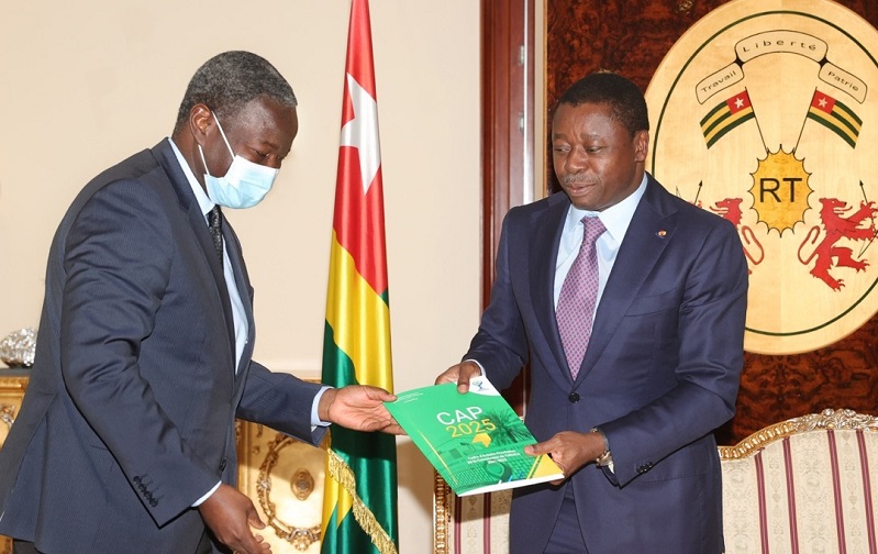 Le chef de l’Etat, Faure Essozimna Gnassingbé a échangé, ce 28 janvier 2022 à Lomé, avec le président de la Commission de l’Union économique et monétaire ouest africaine (UEMOA), Abdoulaye Diop. Le Président de la Commission a fait au Président de la République, le point des politiques mises en œuvre dans les pays membres, le fonctionnement de la Commission et les perspectives de l’Union.