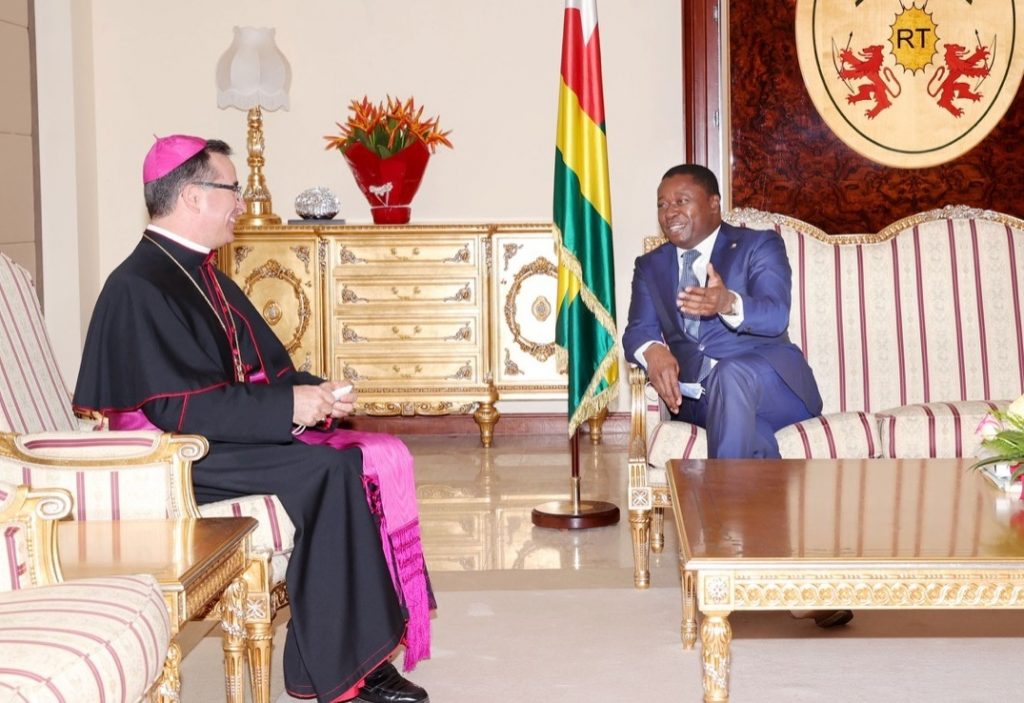 Le Président de la République, Faure Essozimna Gnassingbé a reçu ce lundi 28 février 2022, les lettres de créance du Nonce Apostolique, Monseigneur Mark Gérard Miles.