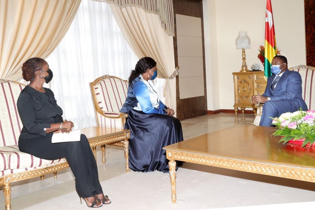Le Président de la République Faure Essozimna Gnassingbé a reçu, ce 1er mars 2022, une délégation du Fonds des Nations unies pour la population (UNFPA) conduite par Docteur Diene Keita, Directrice exécutive adjointe, chargée des programmes de l’institution