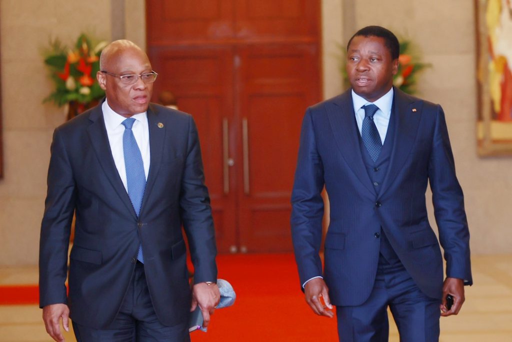 La Communauté internationale continue d’exprimer sa solidarité au peuple togolais suite à l’attaque terroriste perpétrée dans la nuit du 10 au 11 mai 2022 contre les forces de défense et de sécurité de l’opération militaire Kondjouaré. Le Président de la commission de la Communauté économique des Etats de l’Afrique de l’ouest (CEDEAO), Jean-Claude Kassi Brou, a présenté de vive voix, ce 17 mai 2022, les condoléances de l’espace communautaire au Président de la République, Faure Essozimna Gnassingbé et au peuple togolais.