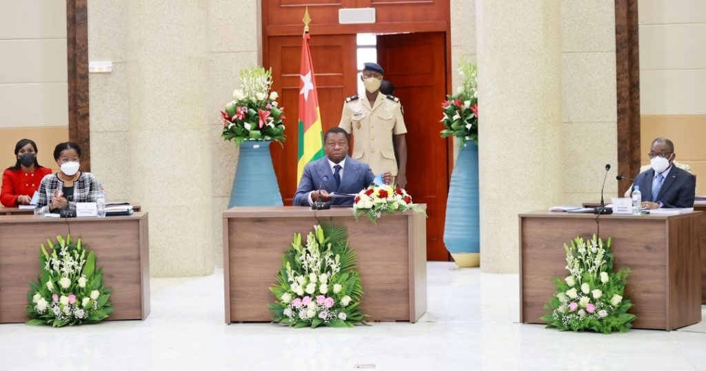 Le conseil des ministres s’est réuni ce mercredi 04 mai 2022 sous la présidence de Son Excellence Monsieur Faure Essozimna GNASSINGBE, Président de la République. Le conseil a examiné deux (02) avant-projets de loi, un (01) projet de décret et écouté trois (03) communications.