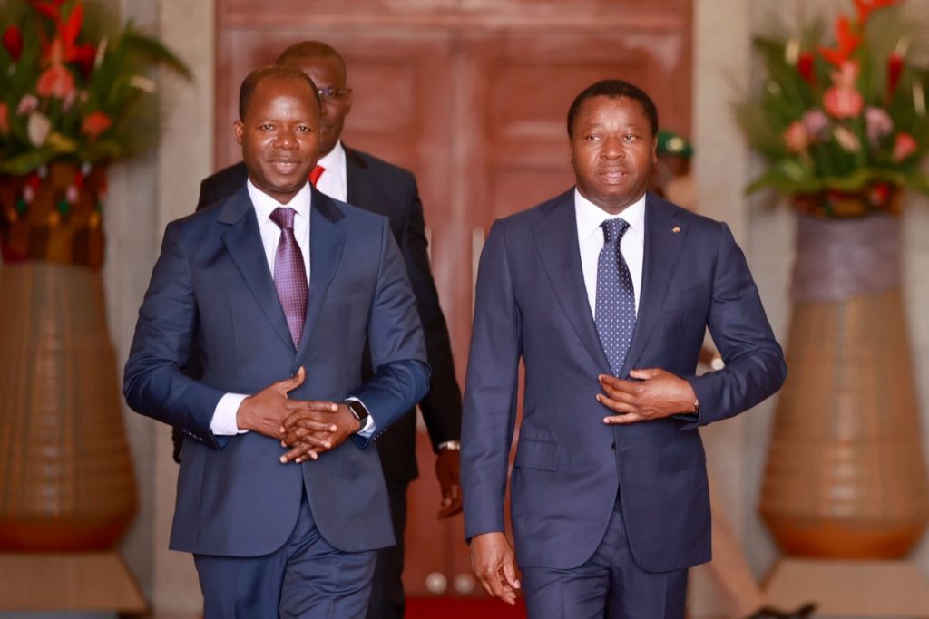 Le Togo est devenu une place de choix des institutions bancaires et une destination privilégiée des investisseurs étrangers. Au nombre de ces établissements financiers figure Coris Bank International installée dans notre pays depuis 2015. Le Président de la République, Faure Essozimna Gnassingbé s’est entretenu ce 25 mai 2022 avec Idrissa Nassa, le président du Conseil d’administration de Coris Holding.