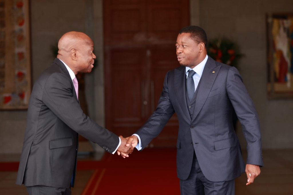 Le Président de la République, Faure Essozimna Gnassingbé a reçu ce 17 mai 2022, le Directeur général du Bureau international du travail (BIT), Gibert Fossoun Houngbo, élu à la tête de l’institution le 25 mars dernier. Le Directeur général du BIT a partagé avec le Chef de l’Etat les questions prioritaires de son mandat à savoir la lutte contre la vie chère, la protection sociale et la formalisation du secteur informel.
