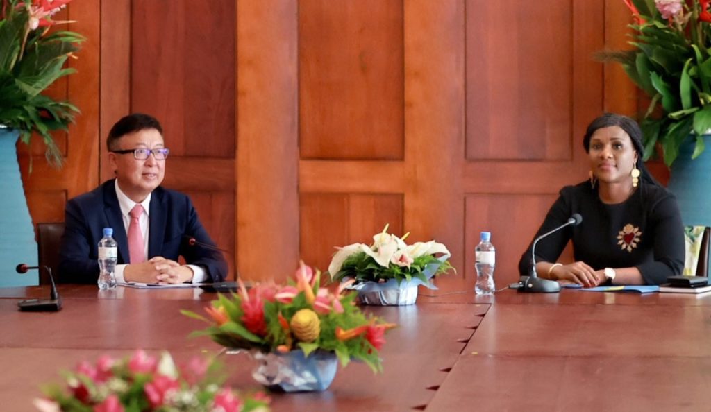Une délégation chinoise conduite par Monsieur WU Peng, Secrétaire général du Comité de suivi chinois du Forum sur la coopération sino-africaine (FOCAC) et Directeur général du Département des Affaires africaines du Ministère des Affaires étrangères de la République Populaire de Chine a été reçue en audience ce mercredi 29 juin 2022 par Madame le ministre, Secrétaire Générale de la Présidence de la République, Sandra Ablamba Johnson.