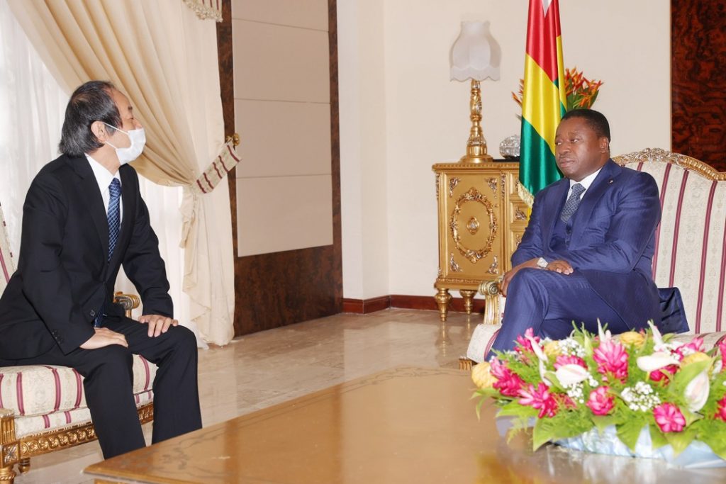 Le Président de la République, Faure Essozimna Gnassingbé a reçu, ce 27 juin 2022, les lettres de créance de l’Ambassadeur du Japon, Monsieur Ikkatai Katsuya. Le diplomate nippon entend consacrer sa mission à la consolidation des relations de partenariat entre le Japon et le Togo, dans les domaines économique et social en vue d’accompagner le gouvernement dans sa politique de développement.
