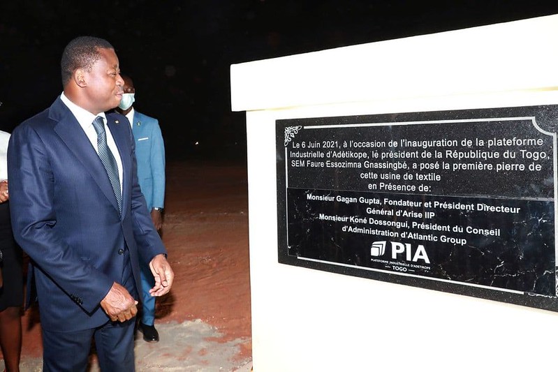 Lancée le 6 juin 2021 par le Président de la République, Faure Essozimna Gnassingbé, la Plateforme industrielle d’Adétikopé (PIA) est le fruit d’un partenariat entre l’Etat togolais et la société Arise IIP, filiale du groupe ARISE. Ce parc se veut une nouvelle zone économique multimodale pour les secteurs à fort potentiel logistique, agricole, automobile, pharmaceutique et cosmétique. Un an après sa mise en service, ce fleuron de la politique économique du Chef de l’Etat, se révèle efficace au vu des résultats satisfaisants enregistrés.