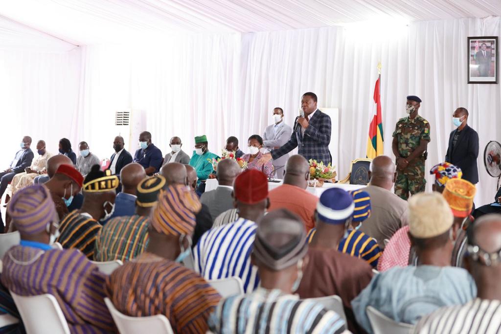 Ce mercredi 20 juillet 2022, le chef de l’État, Son Excellence Faure Essozimna Gnassingbé, entouré de membres du gouvernement a rencontré, à Dapaong, toutes les forces vives de la région des Savanes : élus, autorités locales, services déconcentrés, groupements de femmes, associations de jeunes, religieux, leaders communautaires.